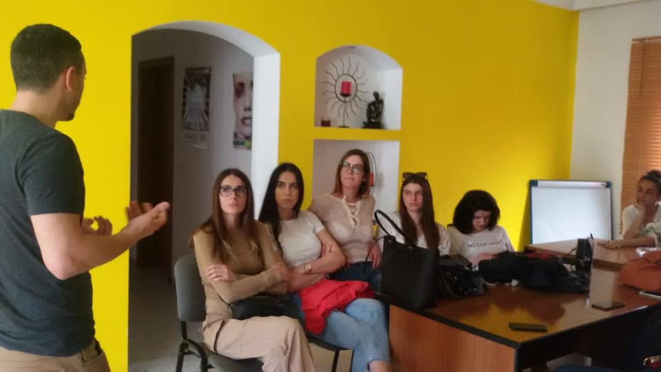 Studentët e vitit të tretë në degën e Studimeve Psikosociale pranë Universitetit Mesdhetar te Shqiperise.